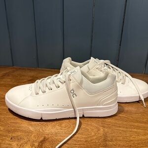 On Running Men's The Roger sneaker. Size 13. Like new!